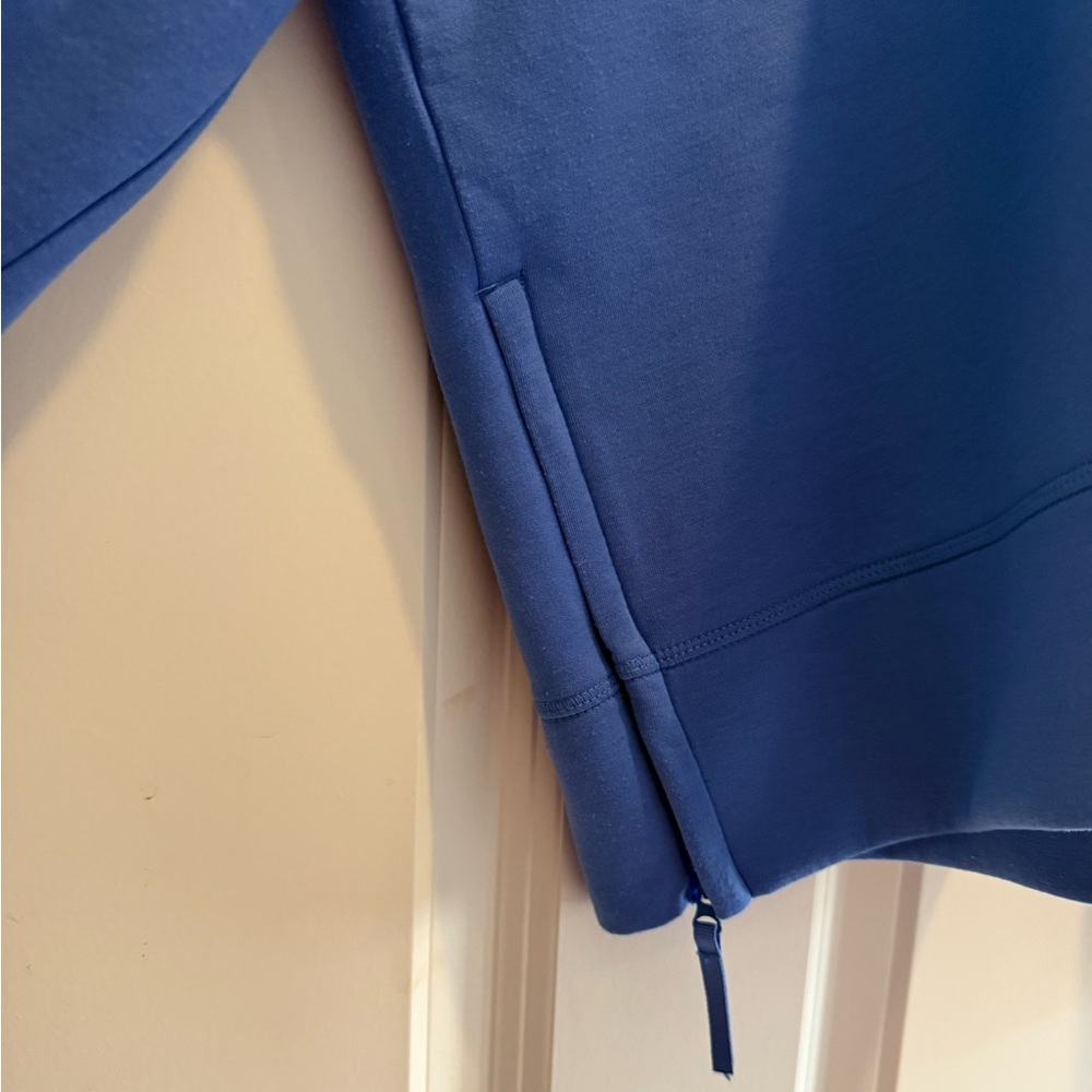 Avía Blue Hoodie - Picture 3 of 6